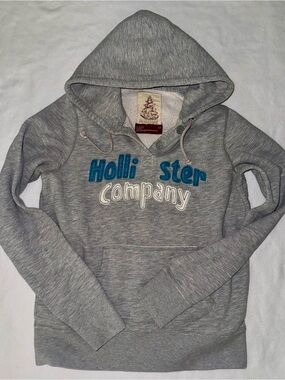 True Vintage Early 2000s Hollister Gray Hoodie with Blue & White Appliqué